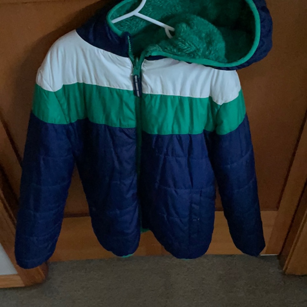 Reversible boys puffer/fuzzy coat. Color: navy/green/white.